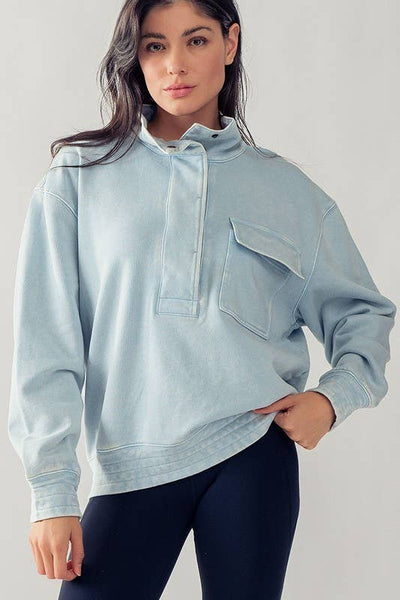 MINERAL WASHED SNAP BUTTON MOCK NECK SWEATSHIRT