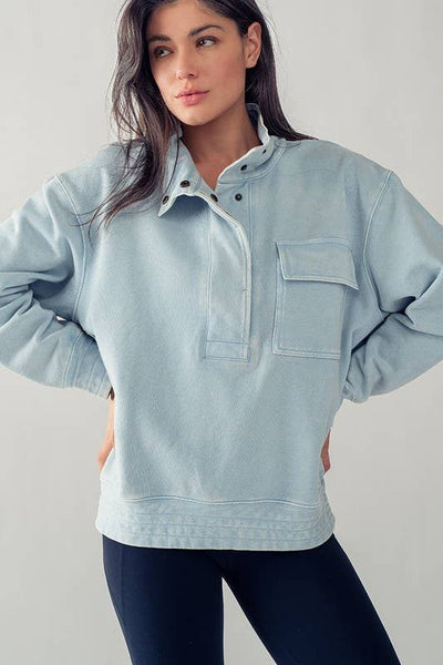 MINERAL WASHED SNAP BUTTON MOCK NECK SWEATSHIRT